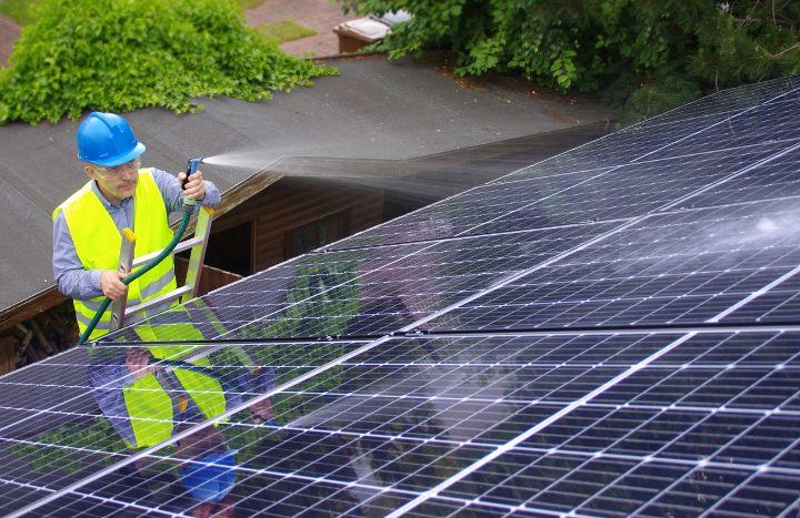 ¿Cómo limpiar un panel solar de forma correcta?